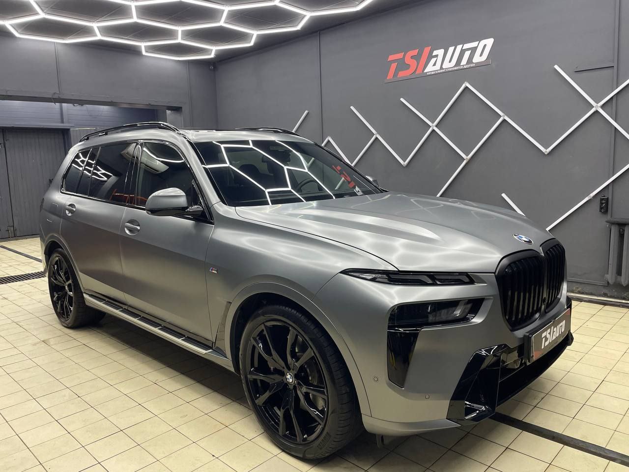 BMW X7 оклейка сатиновой плёнкой в Алматы