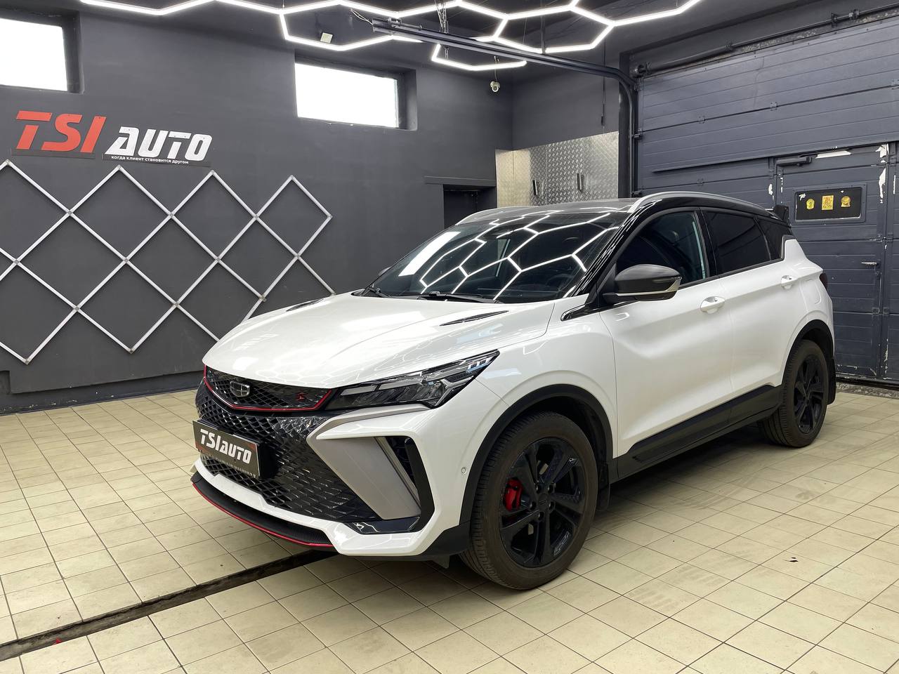 Geely Coolray установка сабвуфера и усилителя в Алматы