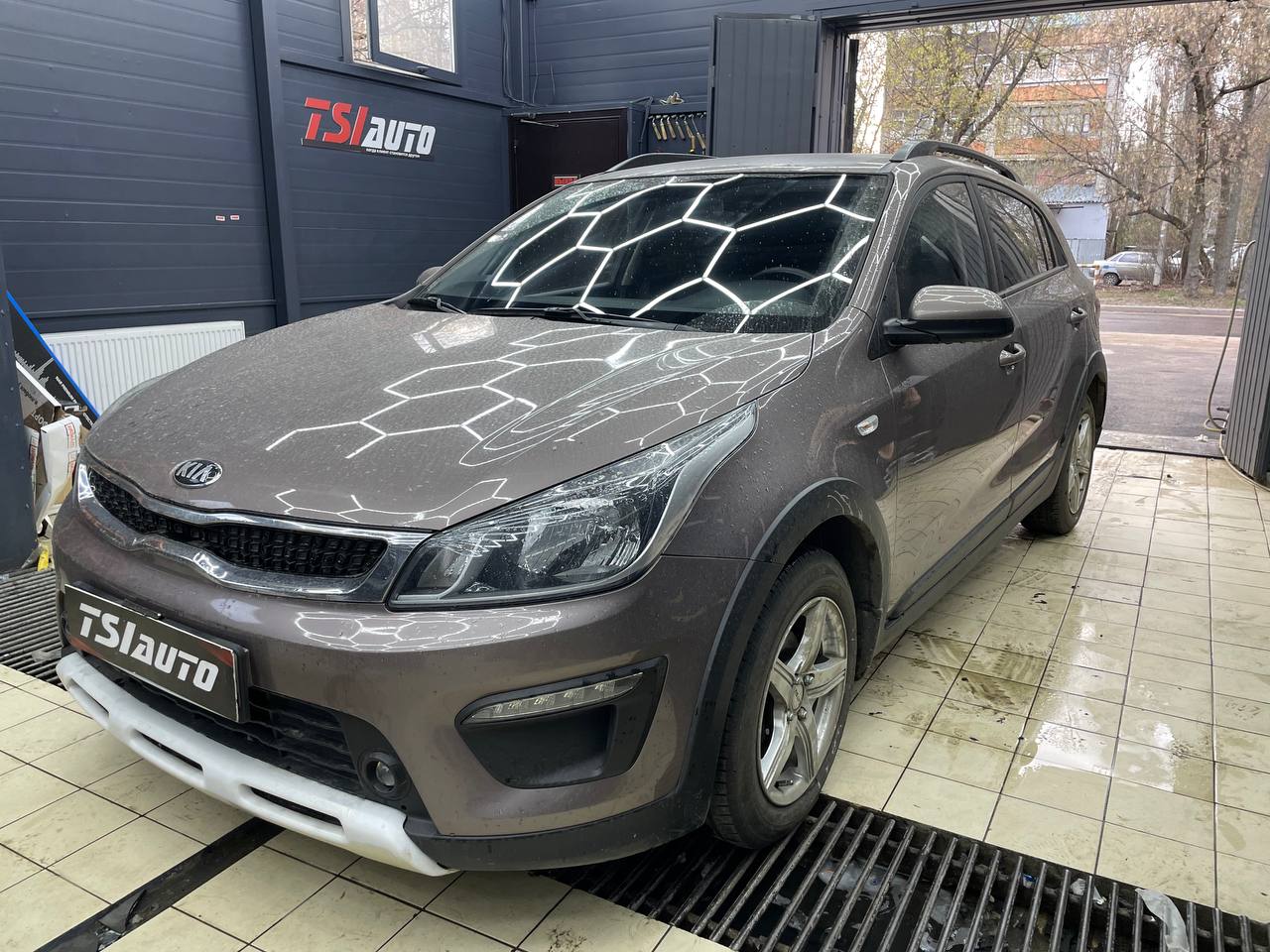 Kia Rio установка ГУ с камерой заднего вида в Алматы