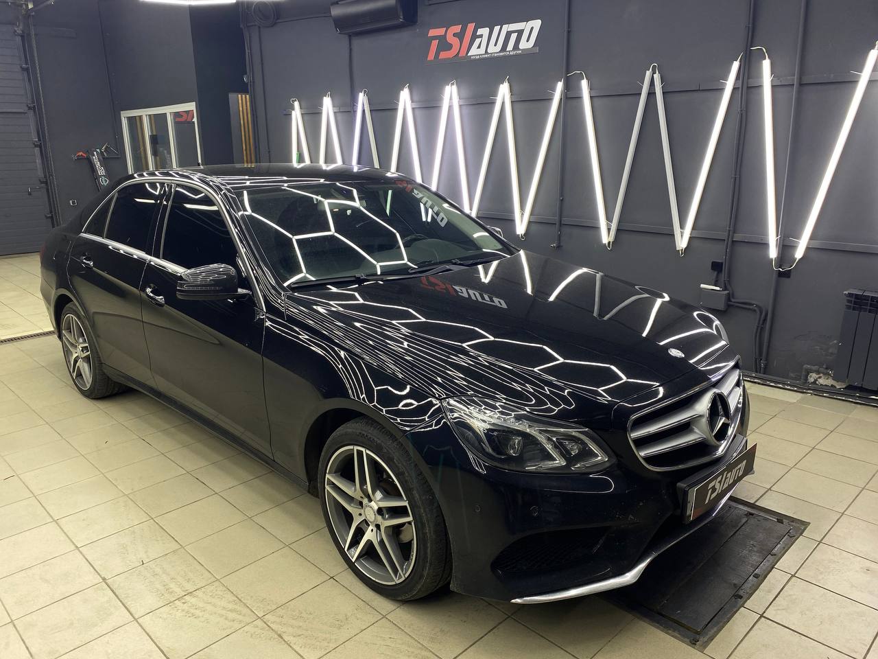 Контурная подсветка салона Mercedes E-class w212 с управлением фото и цена установки