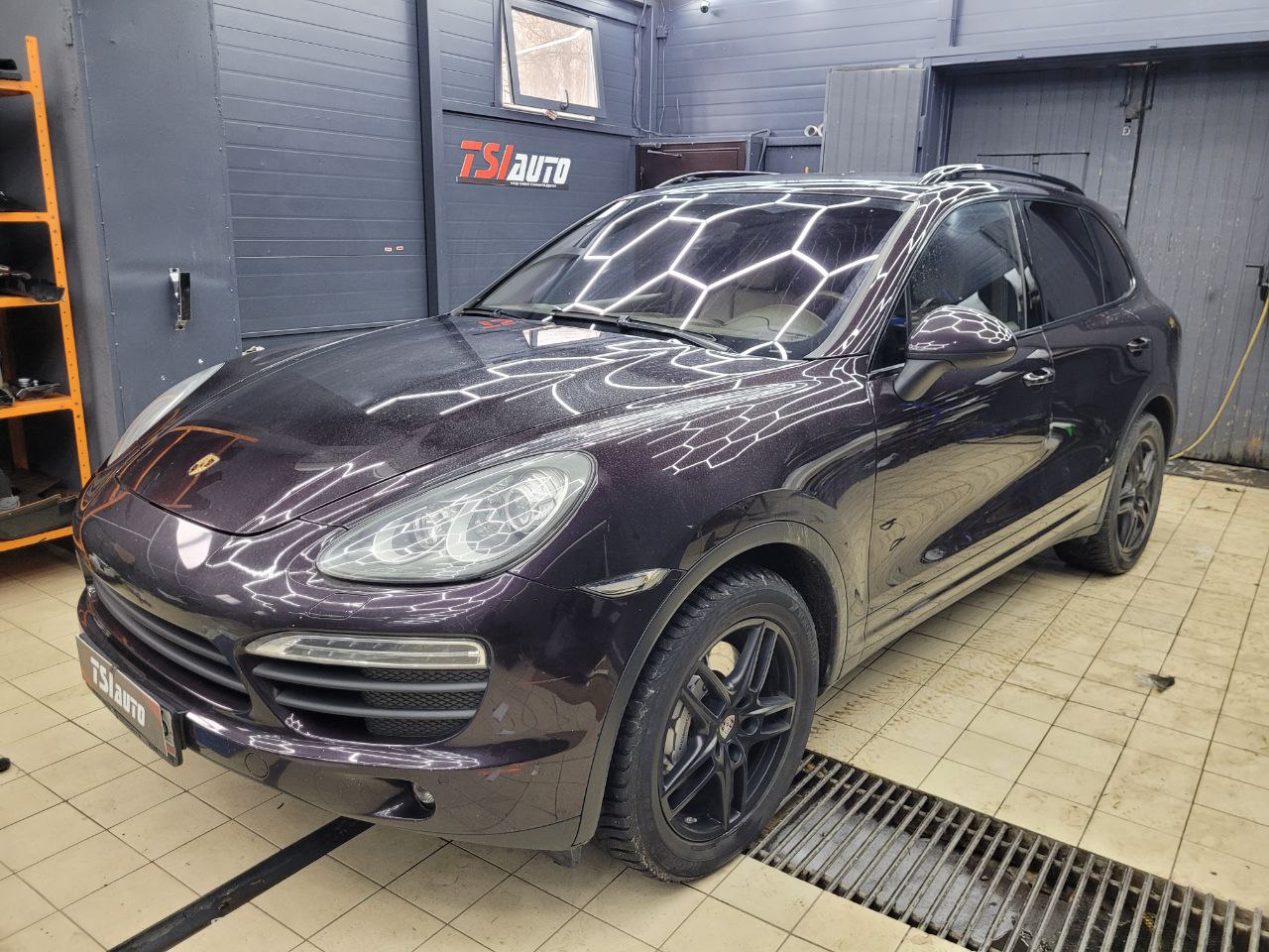 Porsche Cayenne тонировка задних фонарей пленкой в Алматы - фото и цены