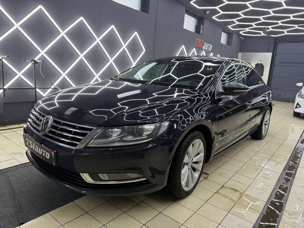 Volkswagen Passat CC тонировка задних фонарей пленкой в Алматы - фото и цены