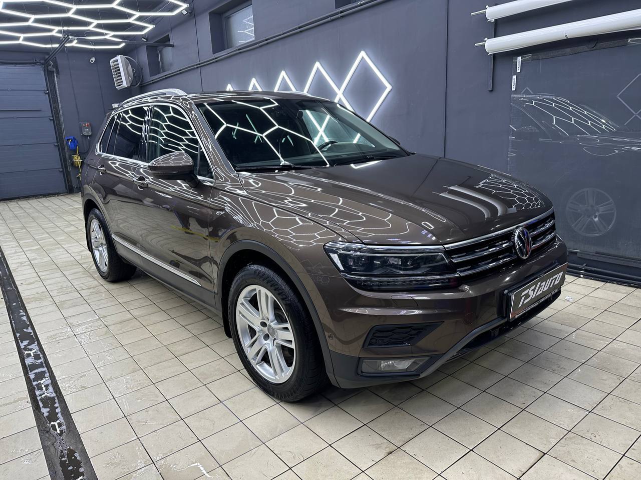 Химчистка салона Volkswagen Tiguan и мойка двигателя в Алматы