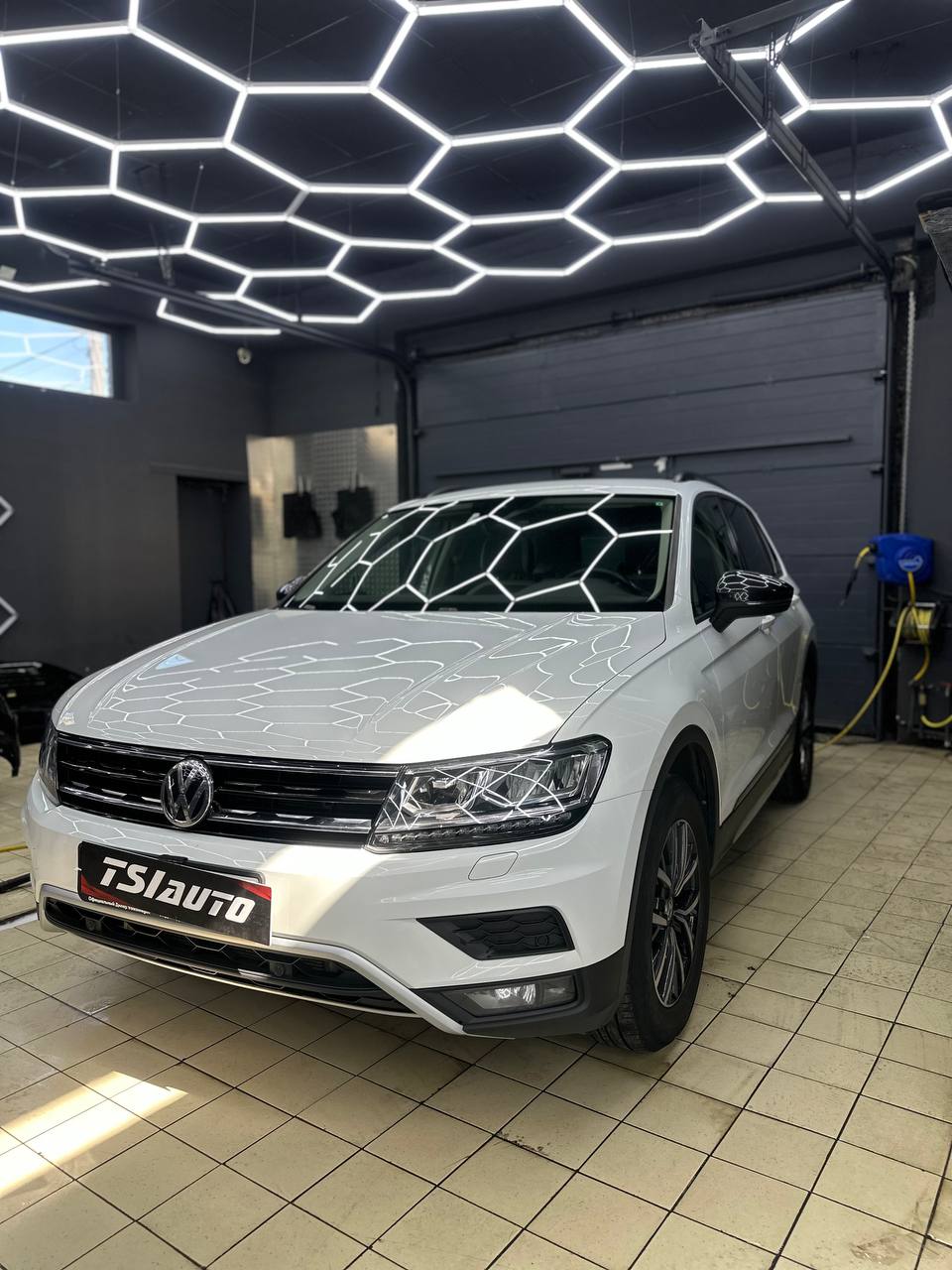 Volkswagen Tiguan полировка и оклейка фар в Алматы