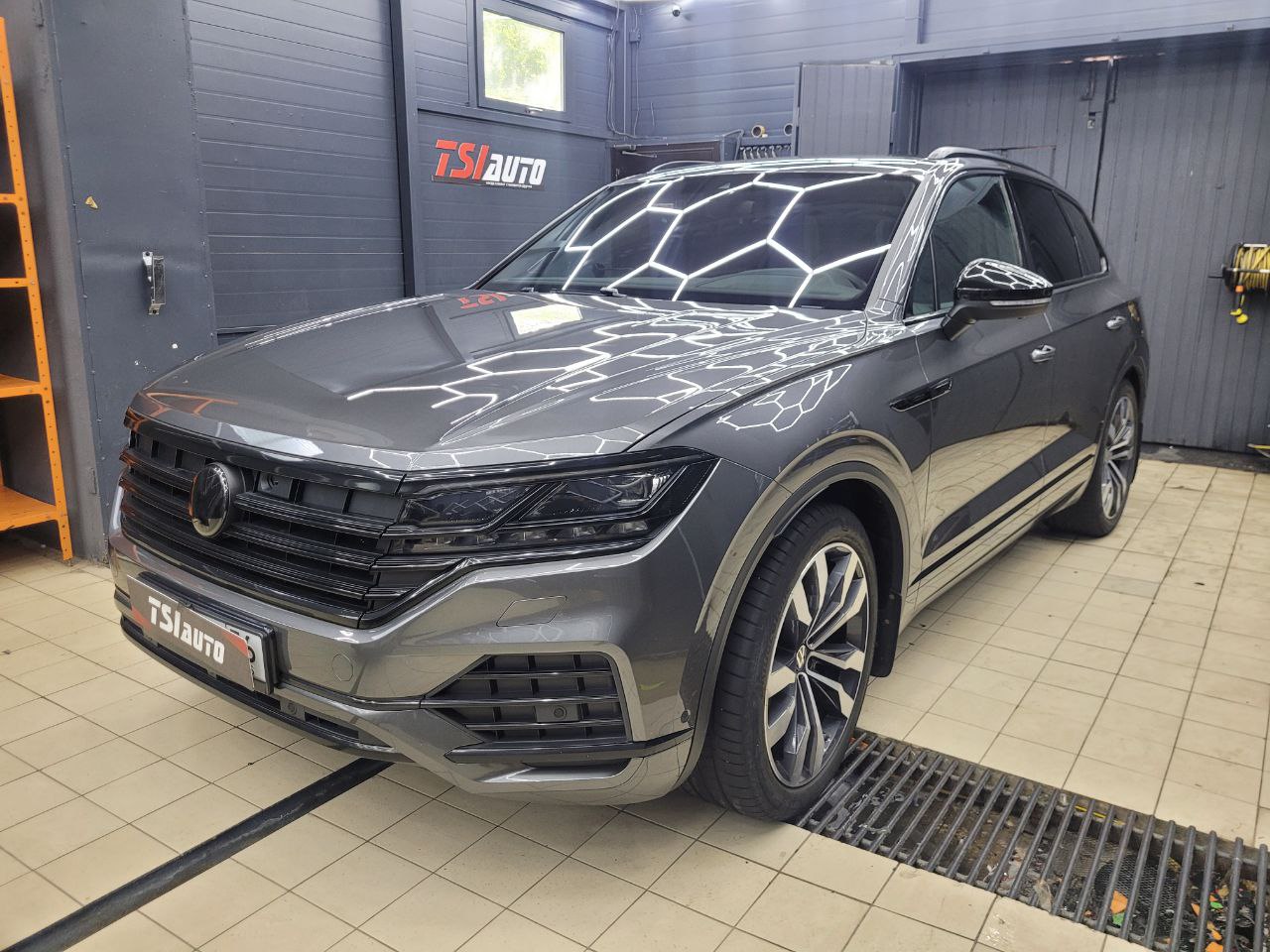 Volkswagen Touareg оклейка лобового стекла в Алматы