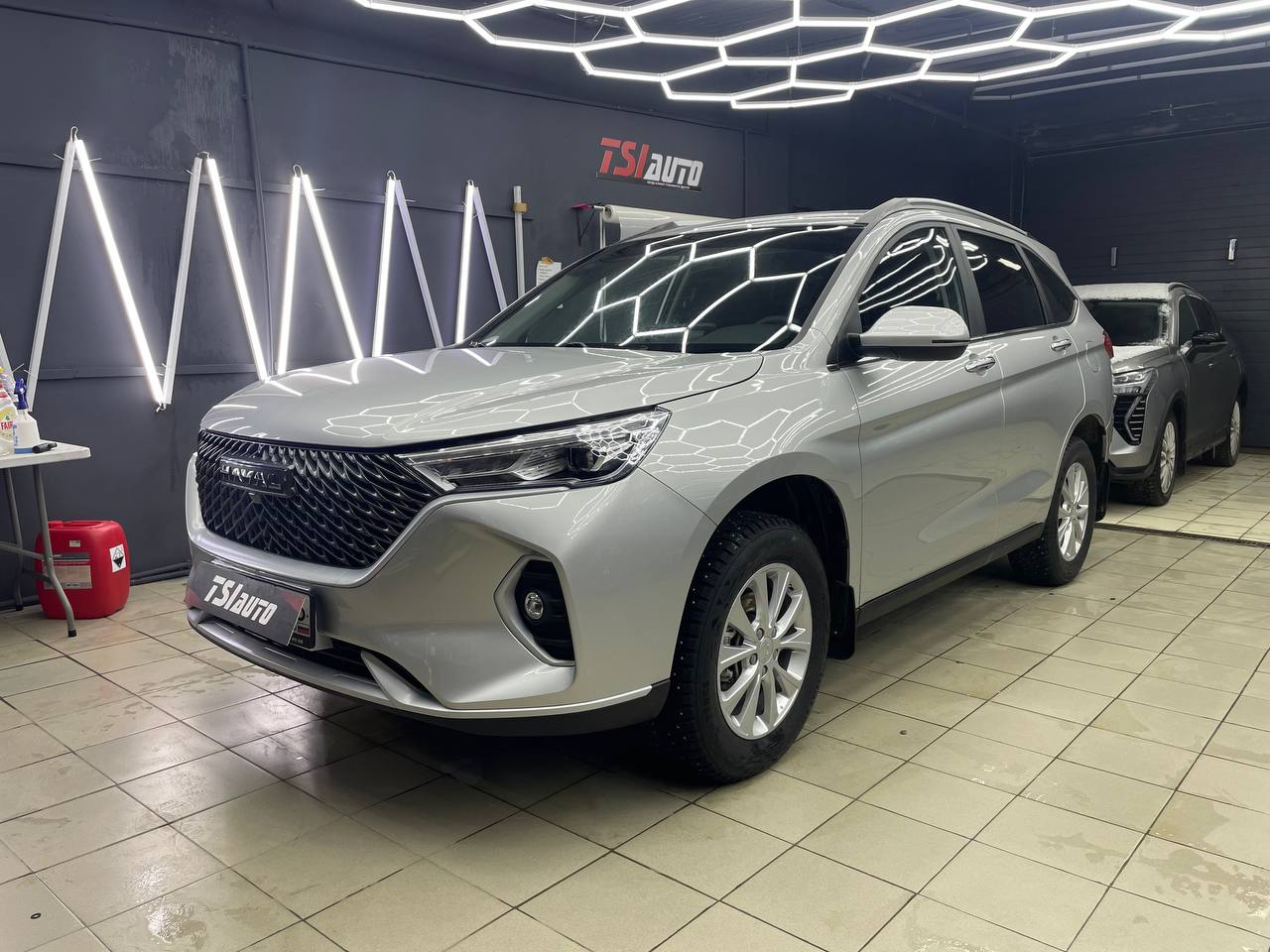 Оклейка защитной пленкой кузова Haval M6 фото и цены