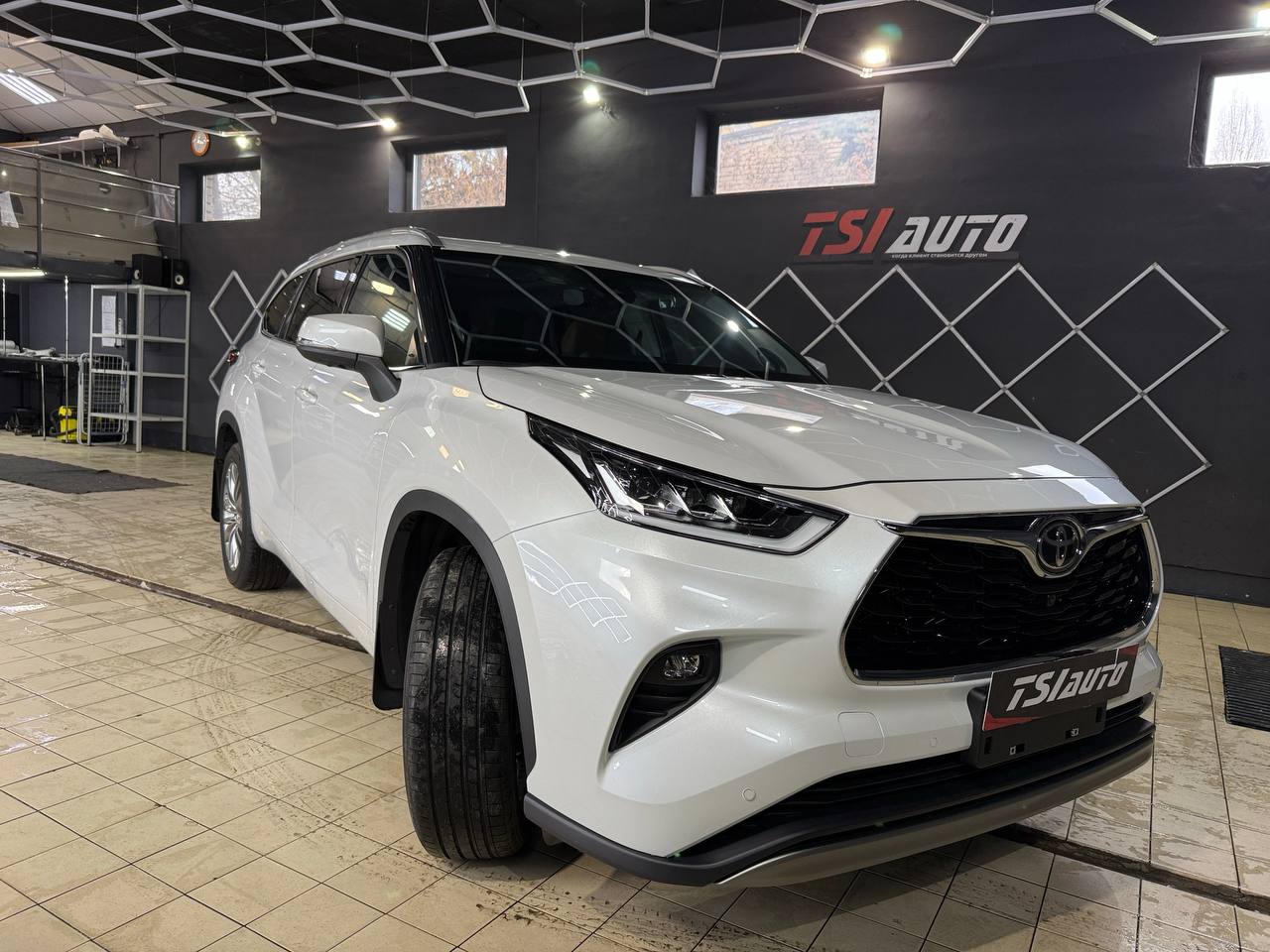 Полная оклейка пленкой Toyota Highlander XU70 в Алматы