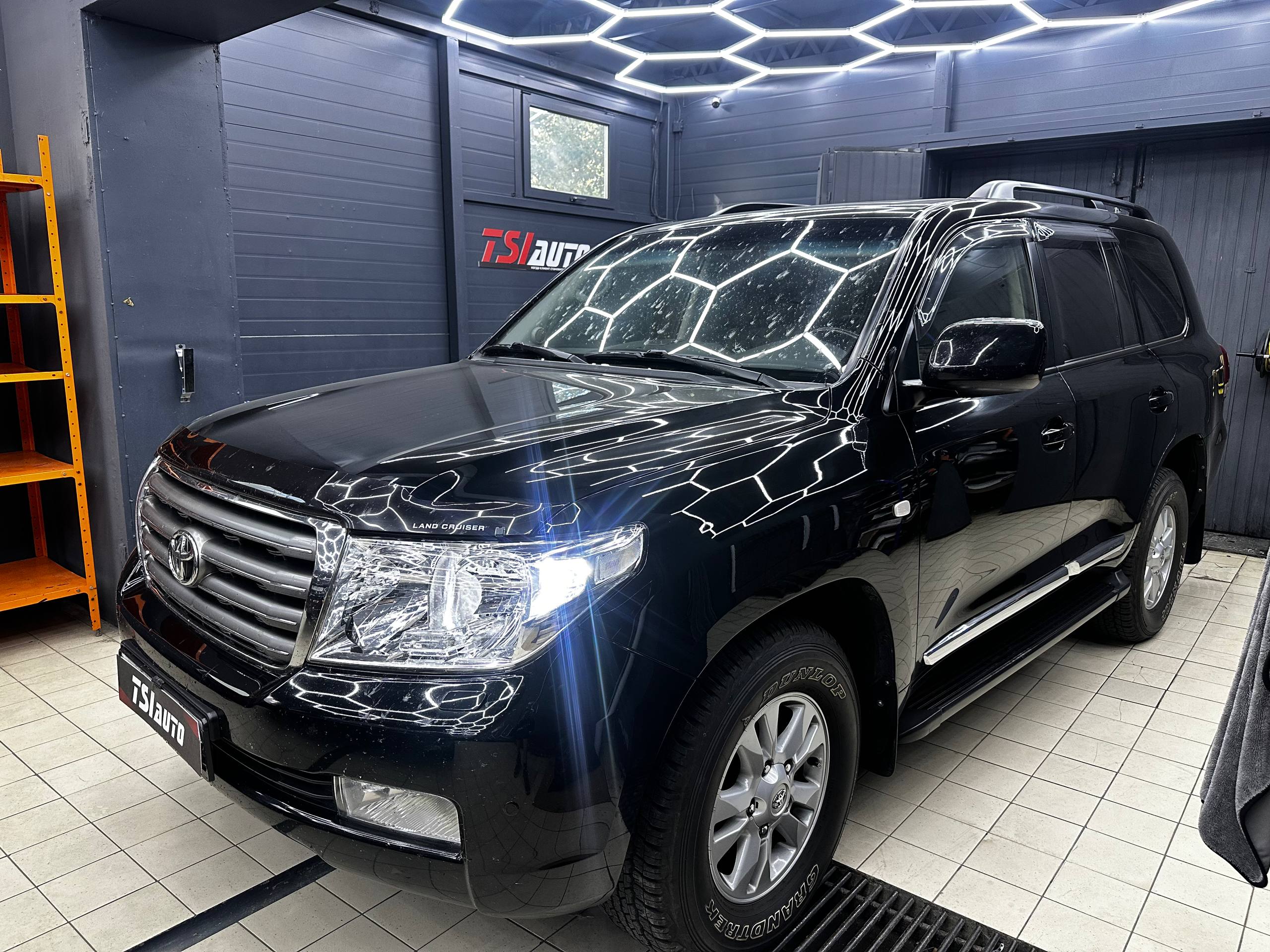 Toyota Land Cruiser 200 установка подсветки салона в Алматы